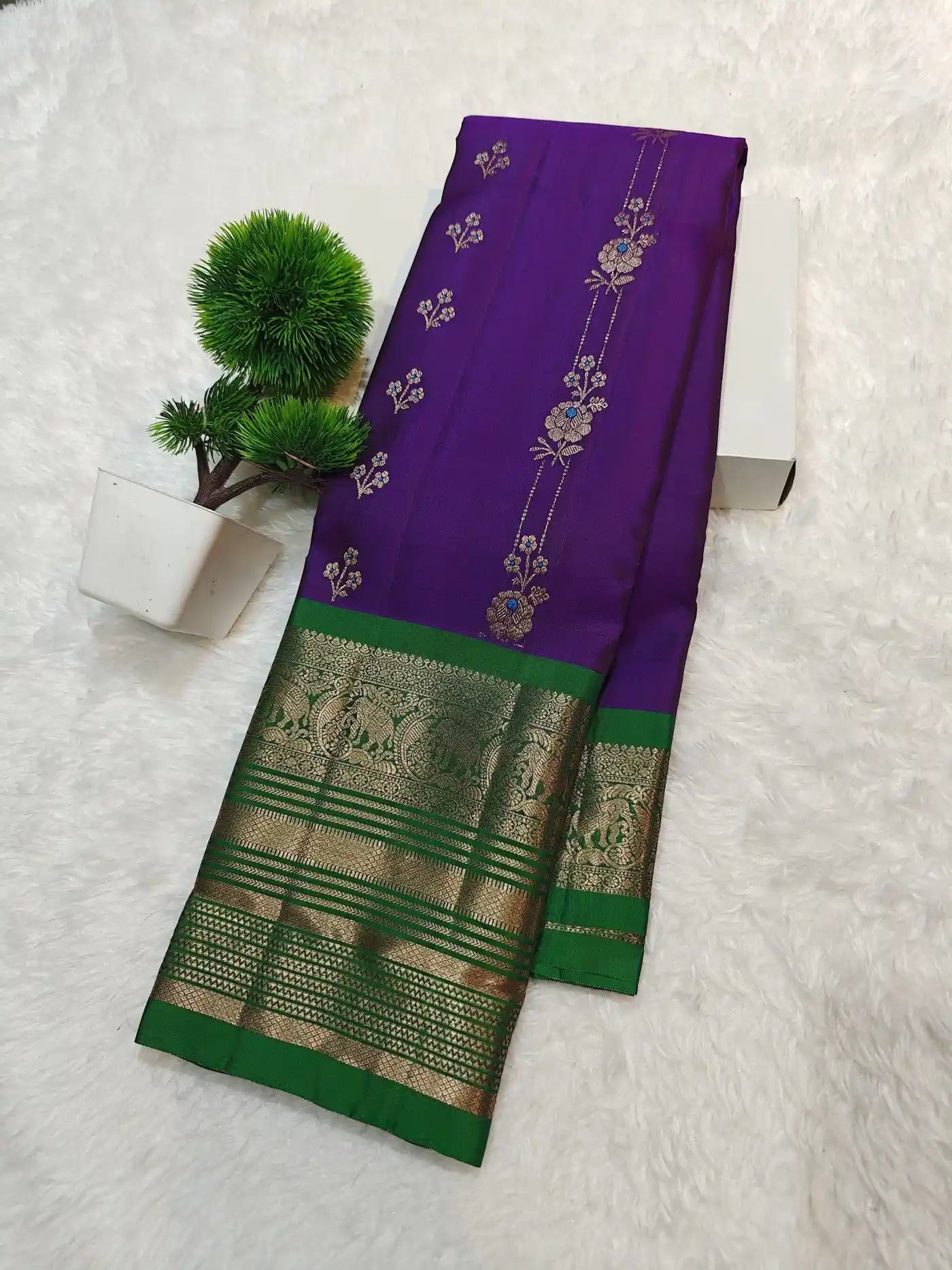 Scattered Flower Kanchi Soft Silk Saree